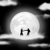 Мужчина и женщина танцуют в облаках на фоне луны