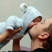 Мужчина целует младенца ¦
