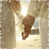 Женщина и мужчина рука об руку на фоне солнца