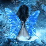  Фея с голубыми крыльями сидит на камне и <b>смотрит</b> вдаль 