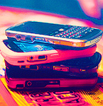  Четыре <b>телефона</b> лежат друг на друге 