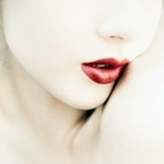  <b>Женское</b> лицо с накрашенными красной помадой губами 