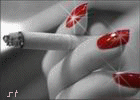 Сигарета в пальцах и красные ногти