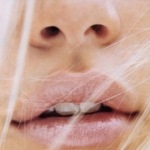  Женские губы, <b>накрашенные</b> нежным блеском 