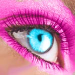 Голубой глаз c ярко-розовым макияжем