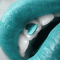 Синии губы с сердечком на зубах