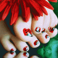  <b>Ножки</b> с накрашенными ногтями в виде божьих коровок 