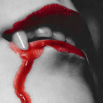  <b>Клыки</b> вампира, по губам стекает кровь 