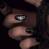 Черные ногти со готическим знаком, готический знак
