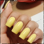 Женская рука с желтым маникюром