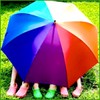 Ножки под разноцветным зонтом