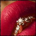 Кольцо с бриллиантами в губах
