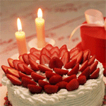 Торт с клубникой и свечи