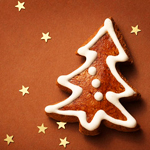 Печенье в виде елки на коричневом фоне со звёздочками