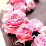  <b>Шоколадное</b> пирожнное с цветами 