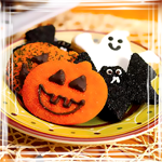 Хэллоуинские сладости на тарелке