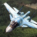 Боевой самолет российских ввс совершает учебно-тренировоч...