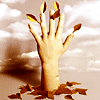 Рука с опавшими листьями - символ осени