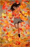 Ура, осень! Девочка среди осенних листьев