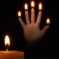 На каждом пальце руки горит огонек. Перед ладонью - свеча