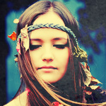 Девушка с осенними листьями в волосах
