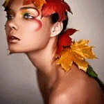Девушка-осень с кленовыми листьями в волосах