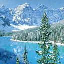 Озеро в зимнее время года среди гор и лесов