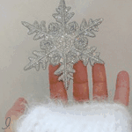 Рука и снежинка
