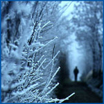 Зимний лес и фигура человека, уходящего по узкой дороге