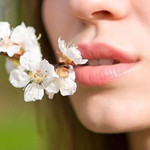 Весна. Цветы у губ девушки
