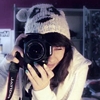 Девушка с фотоаппаратом в шапке в виде панды