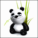  Панда <b>сидит</b> рядом с зеленым бамбуком и жует травинку 