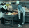 Человек в костюме панды посыпает повара мукой
