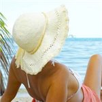 Девушка в панамке смотрит на море