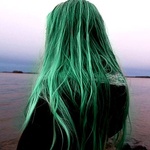  Девушка с зелеными <b>волосами</b> смотрит на море 