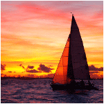 Парусник плывет по морю на фоне вечернего неба