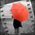 Девушка с красным зонтом смотрит на море