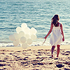 Девушка на море с воздушными шарами