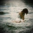 Девушка сидит в море