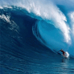 Огромная волна над серфингистом