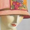  Девушка в шляпке, <b>украшенной</b> цветами 