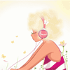 Блондинка на природе слушает музыку в розовых наушниках