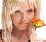  <b>Блондинка</b> с жёлтой розой 