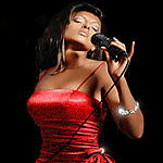 Брюнетка в красном платье и микрофоном в руке