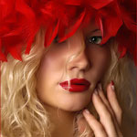  <b>Блондинка</b> накрасила губы красной помадой 