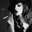 Стильная девушка с сигаретой