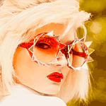Блондинка в экстравагантных очках