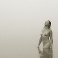 Туман. Девушка заходит в озеро