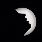 Профиль девушки на фоне луны