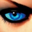 Ярко-голубой глаз девушки